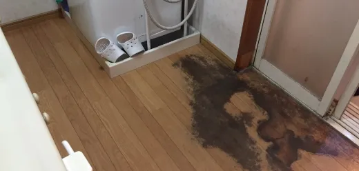 床材の傷み、壁の汚れが目立つ