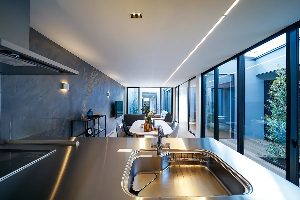 中庭が織りなす平屋の暮らし