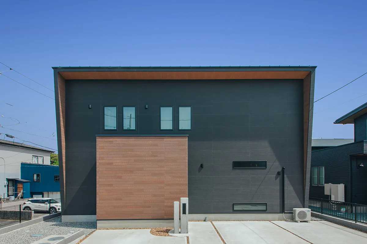 吹き抜けから光が注ぐ愛犬と心地よく暮らす家