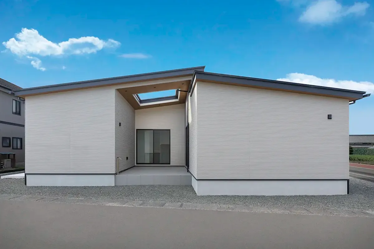 格子天井が織りなす中庭を抱くモダン平屋