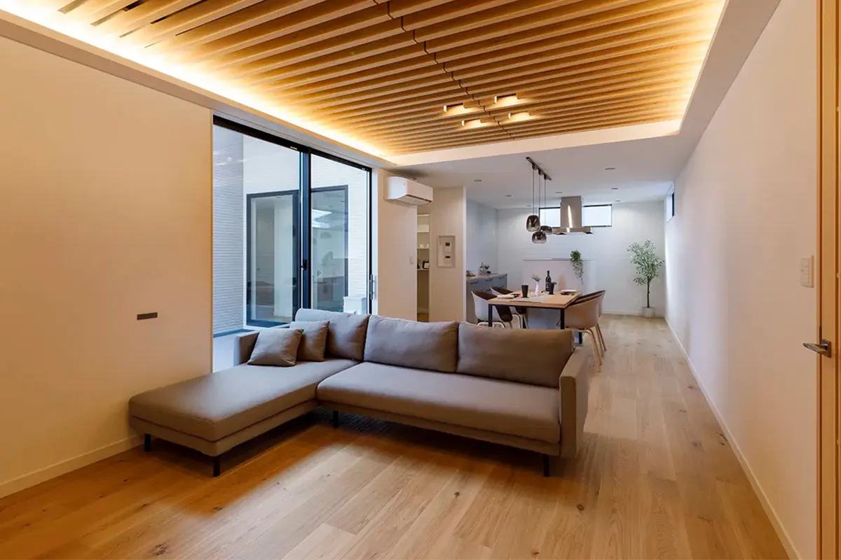 格子天井が織りなす中庭を抱くモダン平屋