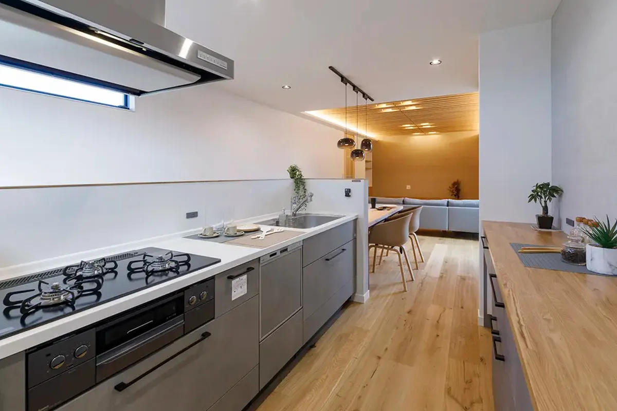 格子天井が織りなす中庭を抱くモダン平屋