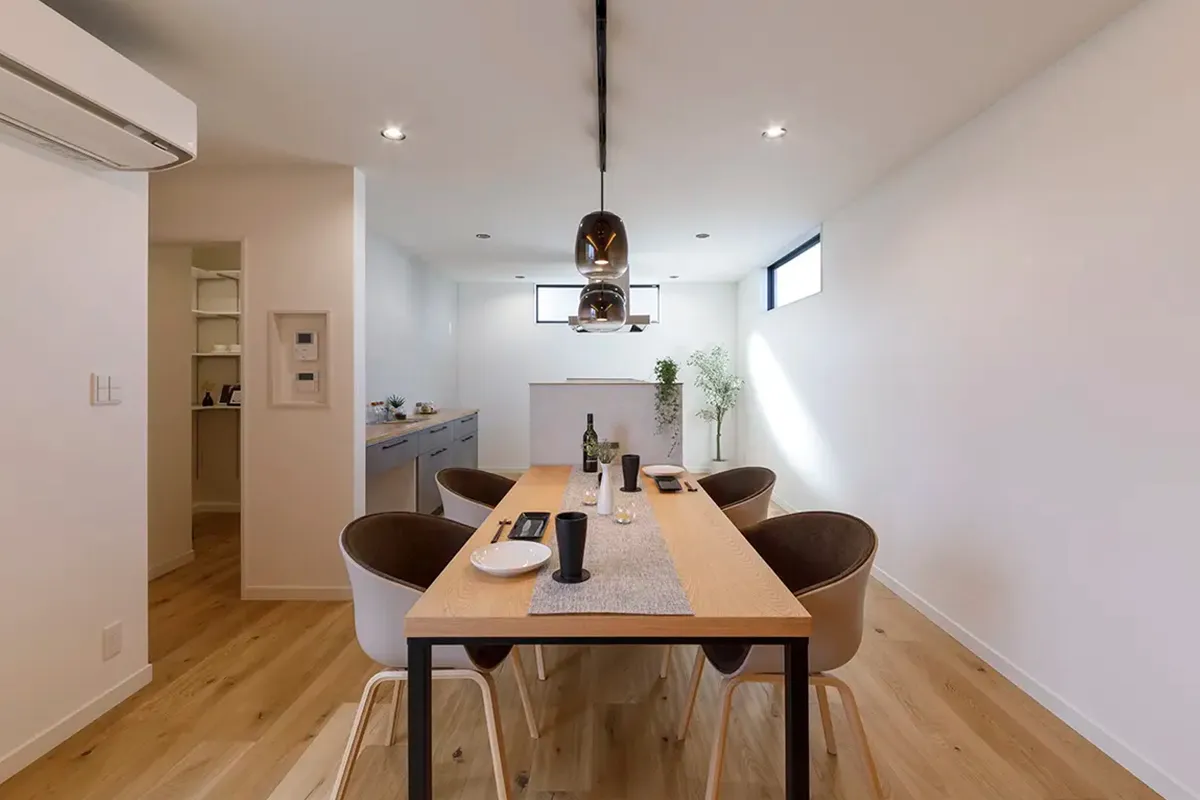 格子天井が織りなす中庭を抱くモダン平屋