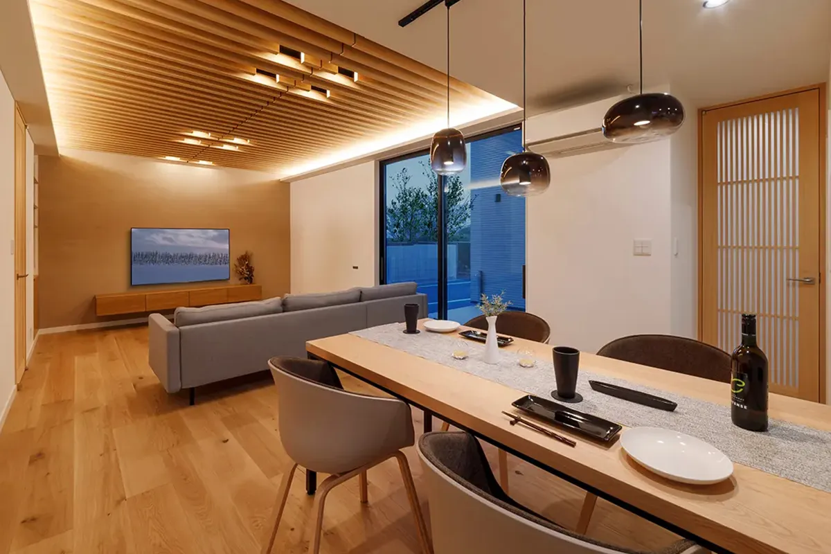 格子天井が織りなす中庭を抱くモダン平屋