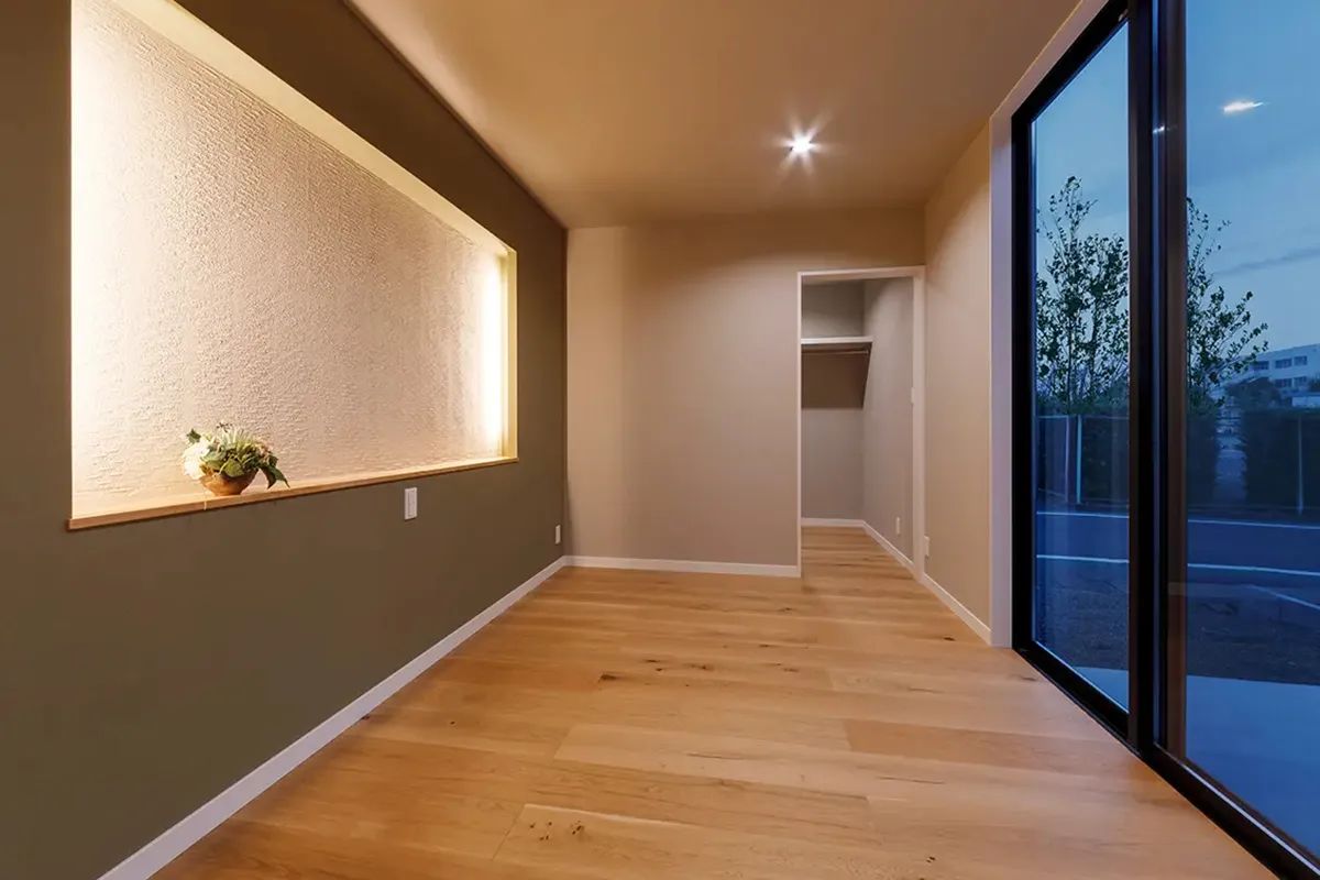 格子天井が織りなす中庭を抱くモダン平屋